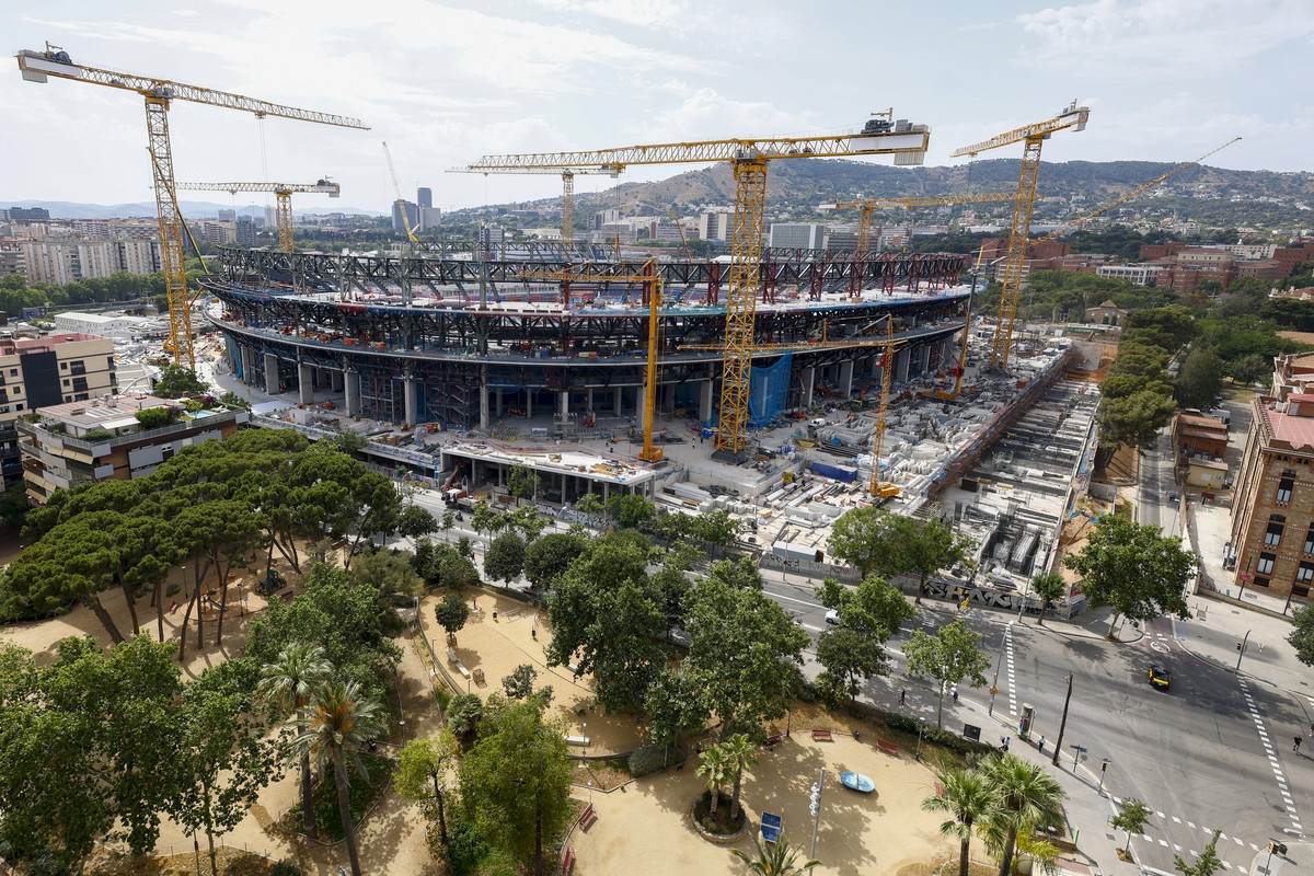 epa12196999 Construction continues at Spotify Camp Nou stadium in Barcelona, Spain, 25 June 2025. FC Barcelona has confirmed that the team will return to play its matches at Camp Nou stadium starting  ...