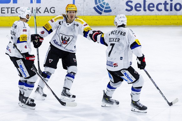 Fribourg-Gotteron PostFinance Top Scorer Marcus Soerensen (Sorensen) feiert seinen Trefefr zum 0-2 waehrend dem Eishockey-Meisterschaftsspiel der National League zwischen den Teams EHC Kloten und Frib ...