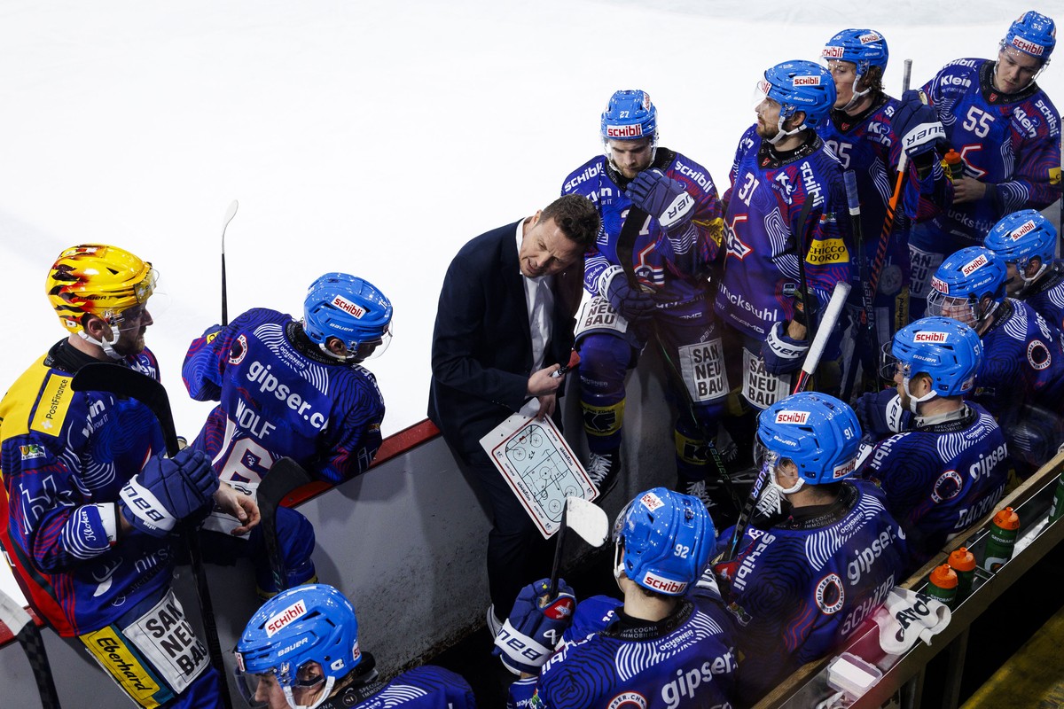 EHC Kloten Cheftrainer Lauri Marjamaeki (Marjamaki) spricht zu seinen Spielern waehrend seinem Timeout waehrend dem Qualifikationsspiel der Eishockey-Meisterschaft der National League zwischen den Tea ...