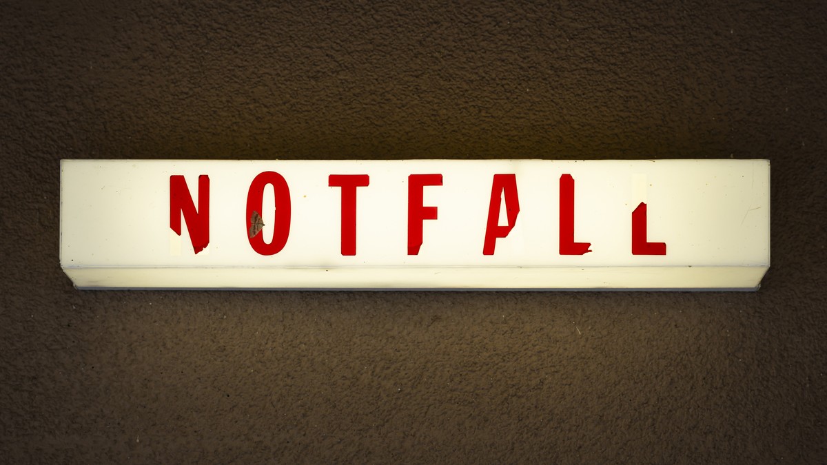 Das Schild "Notfall" leuchtet neben dem Eingang zur Notfallstation beim Spital Zweisimmen, am Dienstag, 29. August, 2023 in Zweisimmen. (KEYSTONE/Peter Klaunzer)