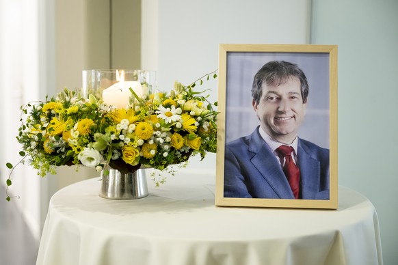 Ein Foto des Bundesratssprechers und Vizekanzlers Andre Simonazzi sowie ein Blumenstrauss und eine Kerze, fotografiert auf einem Tisch, vor den drei Pressekonferenzen des Bundesrates, am Mittwoch, 15. ...