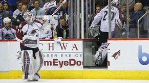 Reto Berra wird gegen die Phoenix Coyotes frühzeitig ausgewechselt.