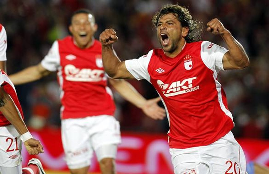 Bogota 07 de julio de 2012. El jugador Gerardo Bedoya del Santa Fecelebra tras la anotacion lograda por su equipo durante el partido de la Liga Postobon jugado contra el Itagui en el estadio de Nemesi ...