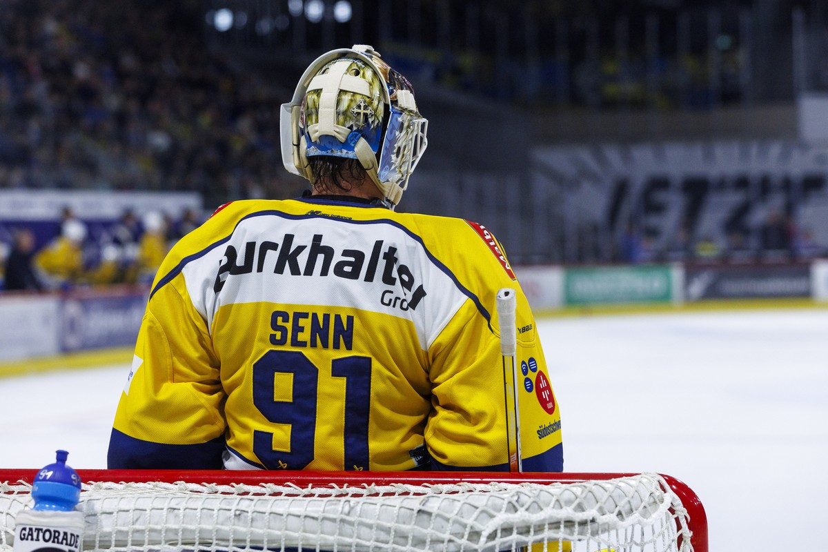 HC Davos Torhueter Gilles Senn waehrend dem Eishockey-Meisterschaftsspiel der National League zwischen den Teams EHC Kloten und HC Davos am Samstag, 14. Oktober 2023, in Kloten. (KEYSTONE/Patrick B. K ...