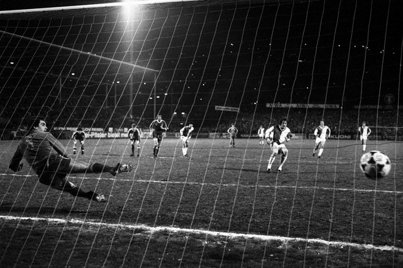 Claudio Sulser schiesst mit Penalty die Grasshoppers 1 zu 0 nach einer halben Stunde in Fuehrung. Goalie Peter Shilton von Nottingham Forest ist machtlos. Die Grasshoppers spielen am 21. Maerz 1979 im ...