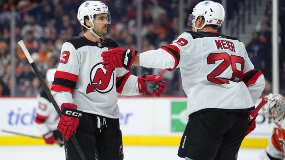 NHL, Eishockey Herren, USA New Jersey Devils at Philadelphia Flyers Nov 22, 2025 Philadelphia, Pennsylvania, USA New Jersey Devils center Nico Hischier 13 reacts with right wing Timo Meier 28 after sc ...