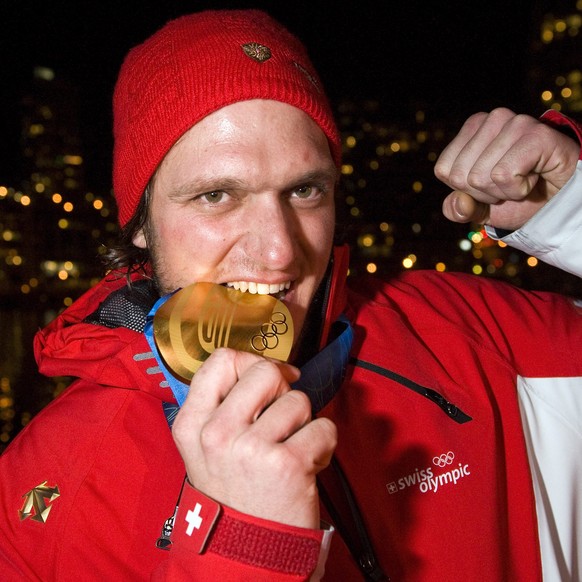 ARCHIV --- ZUM RUECKTRITT DES SCHWEIZER SKICROSSFAHRERS MIKE SCHMID STELLEN WIR IHNEN FOLGENDES BILD ZUR VERFUEGUNG --- Men's ski freestyle cross gold medalist Michael Schmid of Switzerland shows ...
