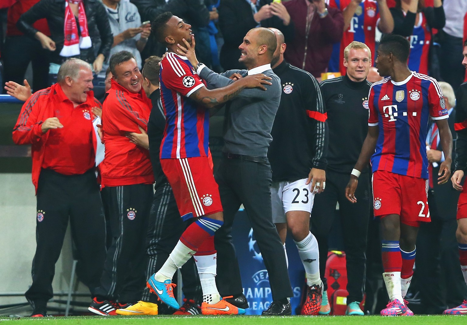 Pep Guardiola würgt vor Freude Torschütze Jerome Boateng.