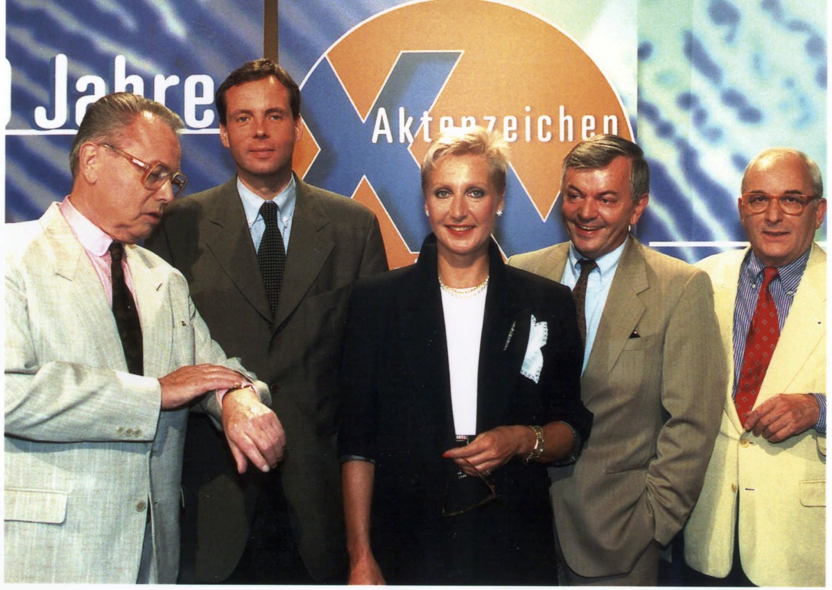 ARCHIVBILD ZUM TOD VON KONRAD TOENZ -- Der seit Jahrzehnten beliebte TV-Kriminolge Eduard Zimmermann, links, aufgenommen 1997, wird am 24. Oktober seine letzte Sendung "Aktenzeichen XY" mode ...