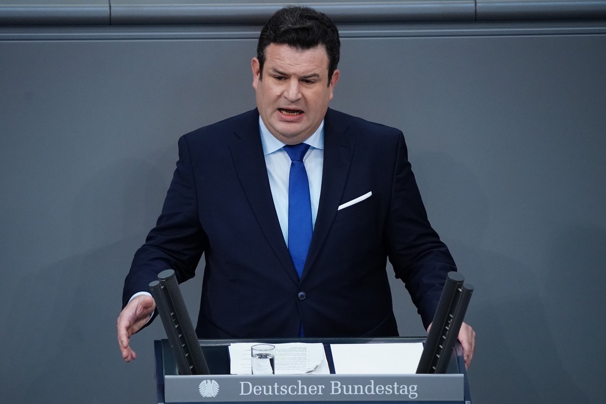 epa10297516 German Labour Minister Hubertus Heil addresses the Parliament in Berlin, Germany, 10 November 2022. German MPs were scheduled to discuss the so-called 'Buergergeld', a citizens&# ...