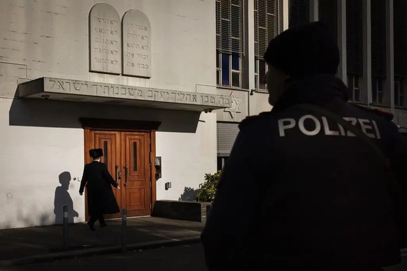 Nach dem Messerangriff auf einen orthodoxen Juden im März 2024 bewacht ein Polizist den Eingang einer Synagoge in Zürich-Wiedikon.