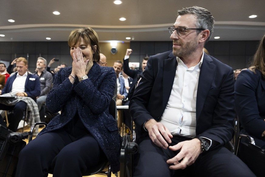 Ruth Metzler-Arnold, links, freut sich ueber ihre Wahl zur neuen Praesidentin von Swiss Olympic neben dem unterlegenen Kandidaten Markus Wolf, waehrend der 28. Versammlung des Schweizer Sportparlament ...