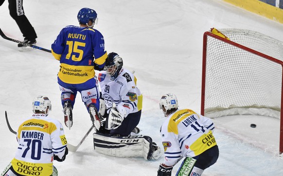 Der Davoser Tuomo Ruutu (FIN), links, springt hoch und versucht dem Ambri Goalie Sandro Zurkirchen die Sicht zu nehmen und Ambris Lukas Lhotak (CZE), rechts, sowie Olivier Camber, vorne, schauen dem P ...