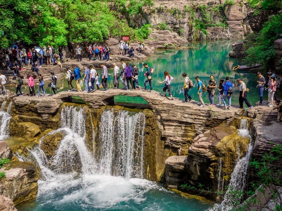 Auch diese Brücke im Yuntai Mountain Park scheint nicht wirklich natürlichen Ursprungs zu sein.