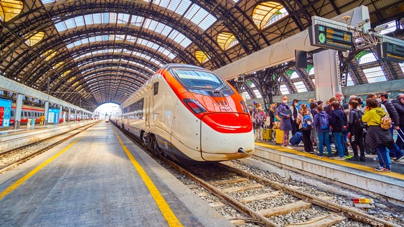 MILAN, ITALY - APRIL 11, 2022: Fast Intercity train of Swiss Railways on the platform in Milano Centrale station, on April 11 in Milan, Italy xkwx Italia, Italy, Lombardia, Lombardy, Milan, Milano, Mi ...