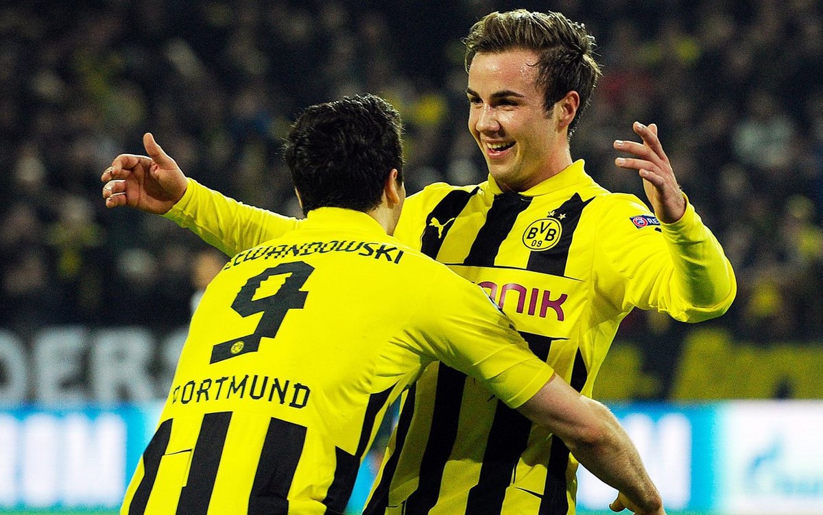 epa03611231 Dortmund's Mario Goetze (R) celebrates with his teammate Robert Lewandowski (L) after scoring the 2-0 lead during the UEFA Champions League round of 16 second leg soccer match between ...