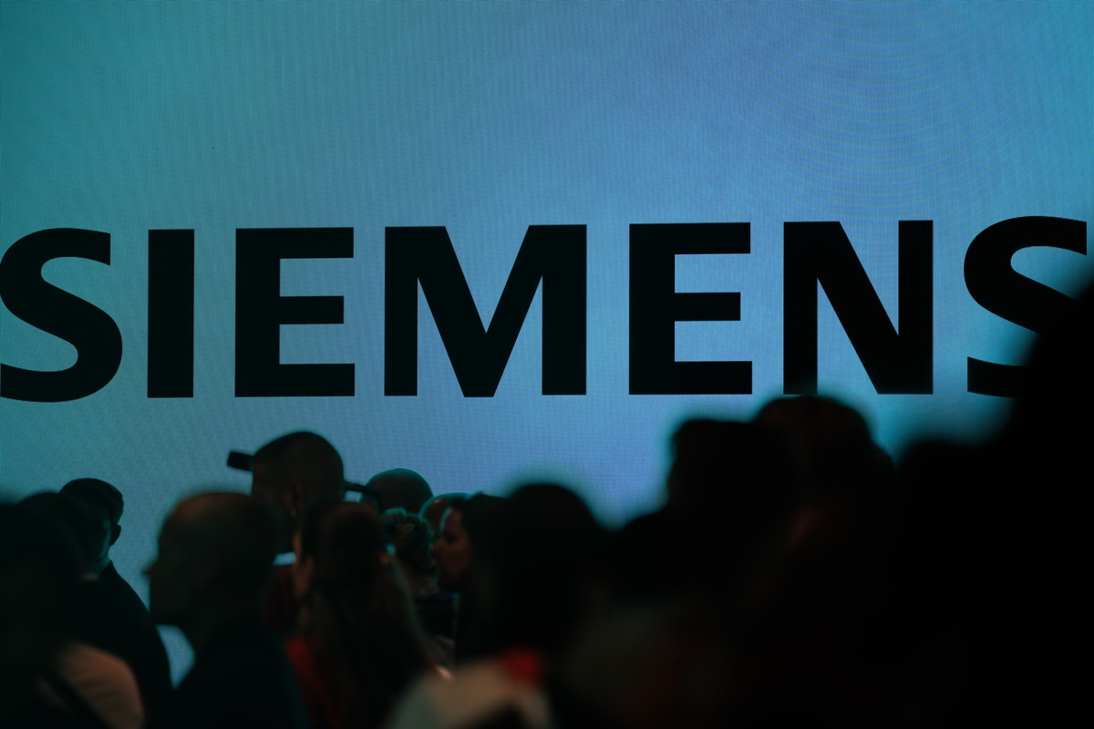 epa12354228 The Siemens logo is seen on a display during the opening day of the IFA trade fair in Berlin, Germany, 05 September 2025. The IFA, the world's largest trade show for consumer electron ...
