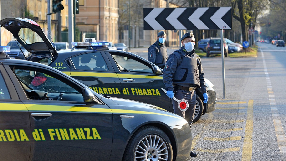 WIE GEHT DAS DENN 120 000 EURO IM M LL ITALIENER WIRFT KOFFER visual data 7