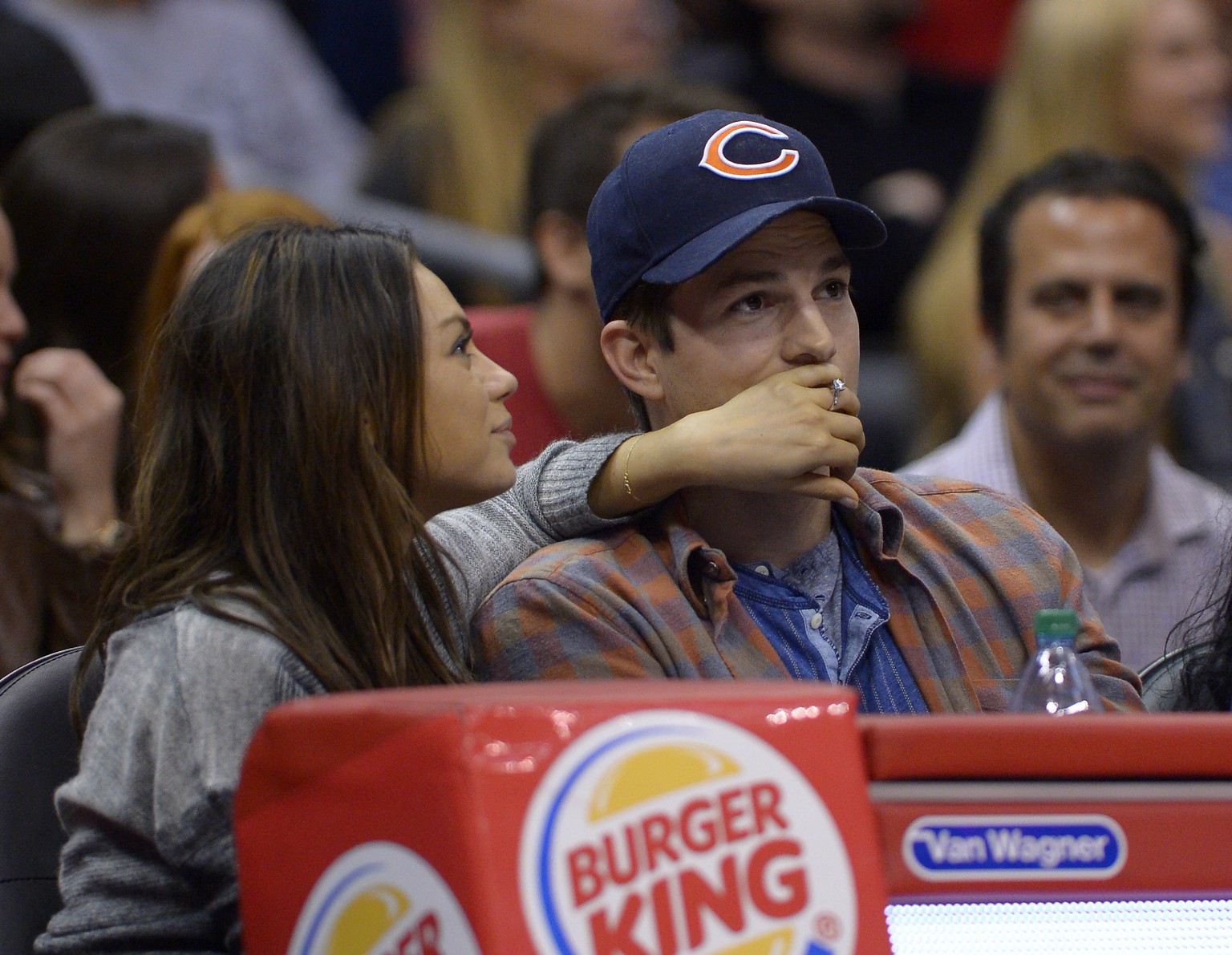 Mila Kunis (30) und ihr Verlobter Ashton Kutcher (36) am Pistons-Clippers Spiel.