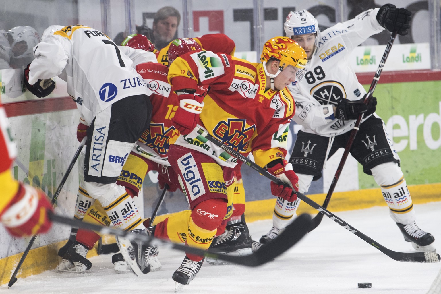 Biels Topscorer Toni Rajala, links, kaempft um den Puck, gegen Luganos Ryan Jonston, rechts, im ersten Playoff-Halbfinalspiel der Eishockey National League zwischen, dem EHC Biel und dem HC Lugano, am ...