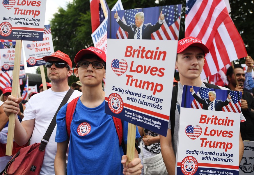 epa06888265 Pro-Trump supporters demonstrate outside the US Embassy in support of US President Donald J. Trump&#039;s visit to the UK, in London, Britain, 14 July 2018. President Trump is on a working ...
