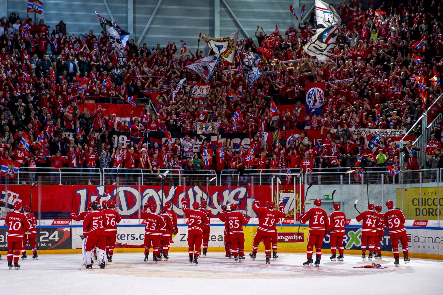 Die Spieler des SC Rapperswil-Jona Lakers feiern ihren 3-0 Sieg im Eishockey-Meisterschaftsspiel der National League zwischen den SC Rapperswil-Jona Lakers und den ZSC Lions am Freitag, 17. Januar 202 ...