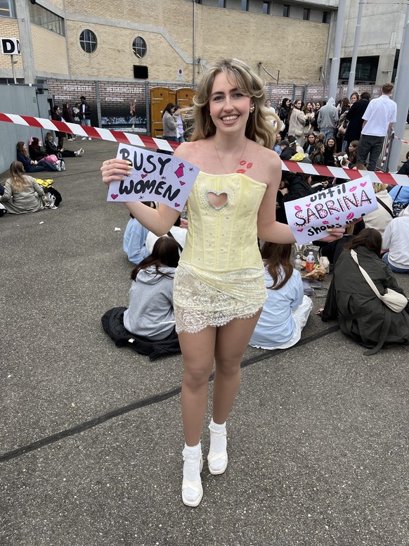 Diese junge Baslerin hat einen ganzen Samstagnachmittag an ihrem Outfit gebastelt.