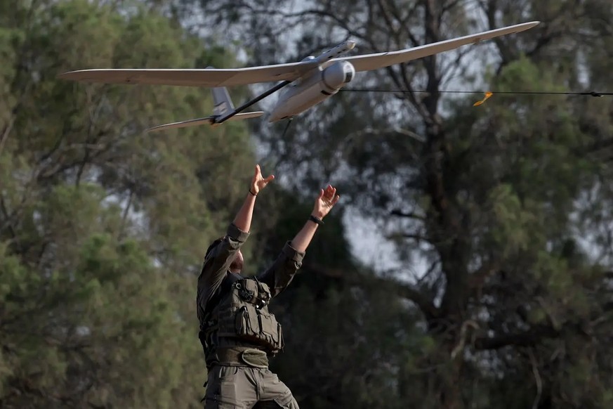 Ein israelischer Soldat lässt die Aufklärungsdrohne zur Beobachtung des Gaza-Streifens aufsteigen.