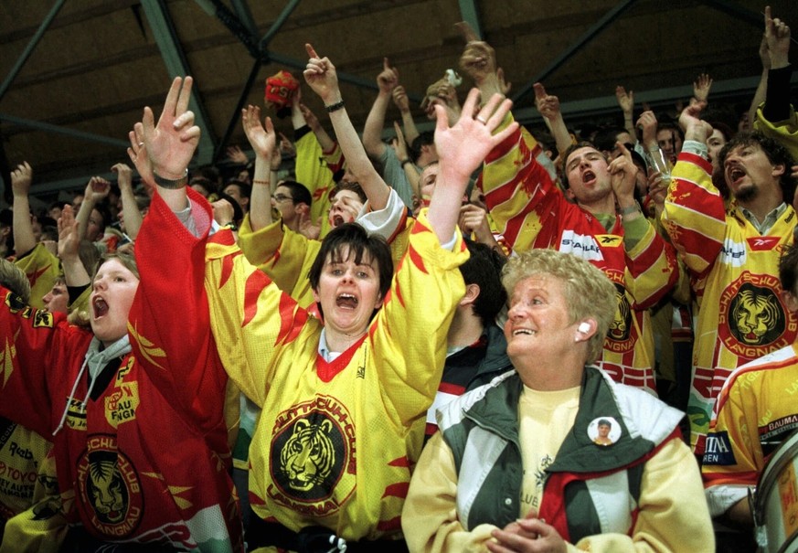 Die Langnauer Fans feiern ihren Verein, aufgenommen im letzten Ligaqualifikationsspiel Chur gegen Langnau vom Samstag, 10. April 1999, in Chur. Langnau gewinnt die Partie gegen Chur mit 7:2 und sicher ...