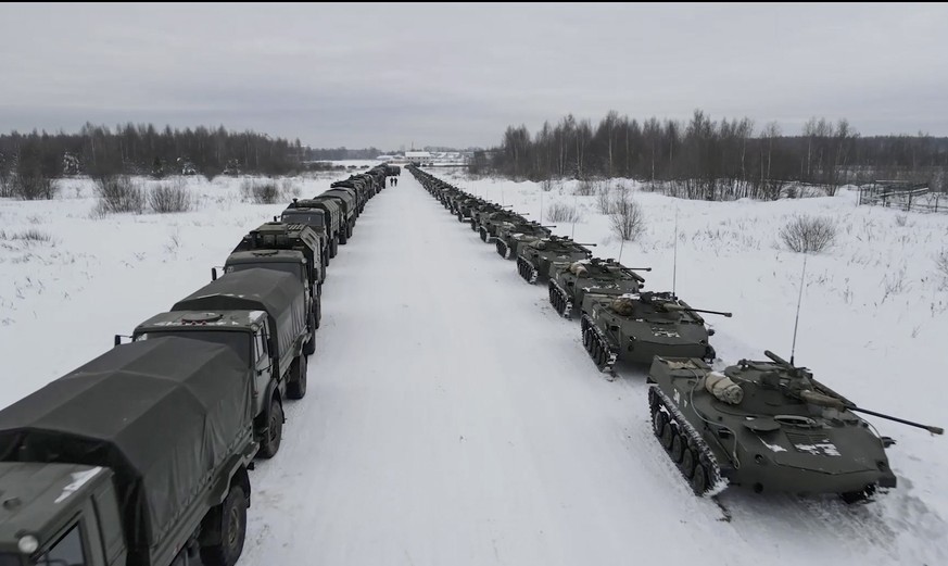 Russische Militärfahrzeuge am 7. Januar  2022 vor dem Transport nach Kasachstan.