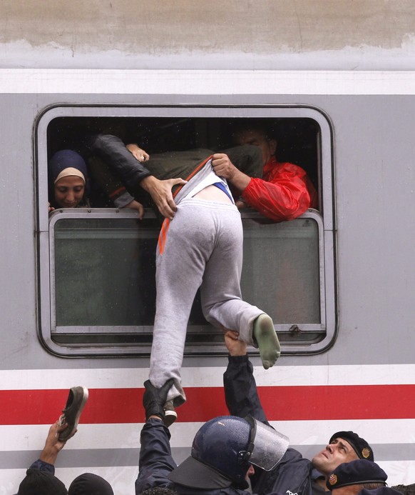 In der Nähe des Grenzdorfes Tovarnik: Eine Migrantin klettert in den Zug in Richtung Ungarn – Österreich. Sie will – wie viele andere – weg von der kroatisch-serbischen Grenze. &nbsp;