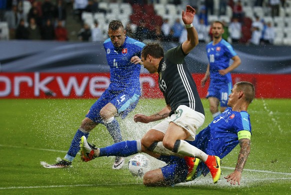 Viel Wasser, wenig Fussball: Szene aus dem verregneten Testspiel Ende Mai.