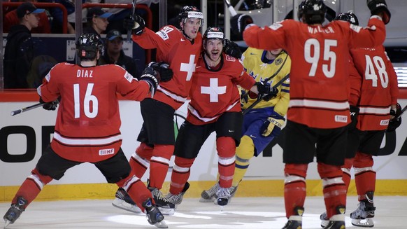 Switzerland&#039;s Roman Josi, 2nd left, celebrates his goal with teammates Raphael Diaz, left, Morris Trachsler, 3rd left, Julian Walker, 2nd right, and Matthias Bieber, right, after scored the 1:0,  ...