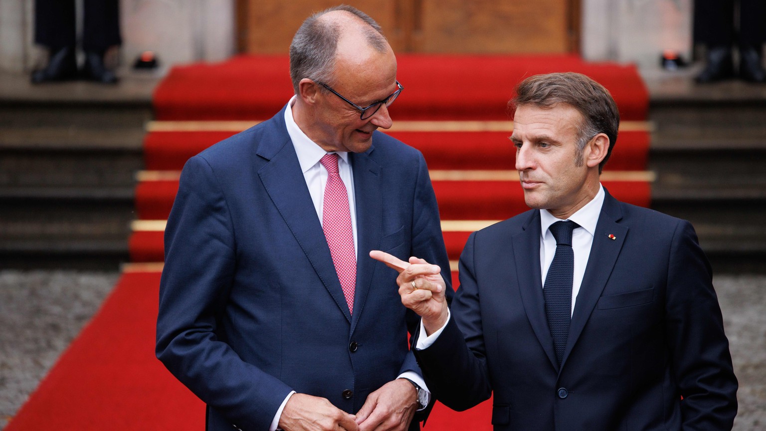 23.07.2025, Berlin: Bundeskanzler Friedrich Merz (CDU, l) empf