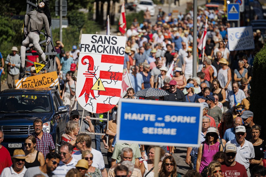 Des personnes participent a une manifestation organisee par l&#039;association Citoyens Responsables Jura, CRJ, contre le projet de geothermie profonde prevu a Glovelier dans la commune de Haute-Sorne ...