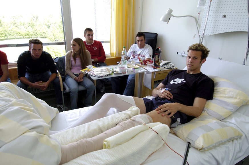 Nationalspieler Marco Streller liegt im Spital, von Besuchern umringt, nach der erfolgten Operation des gebrochenen Schienbeins im Bruderholzspital am Pfingstmontag 31. Mai 2004. (KEYSTONE/Dominik Plu ...