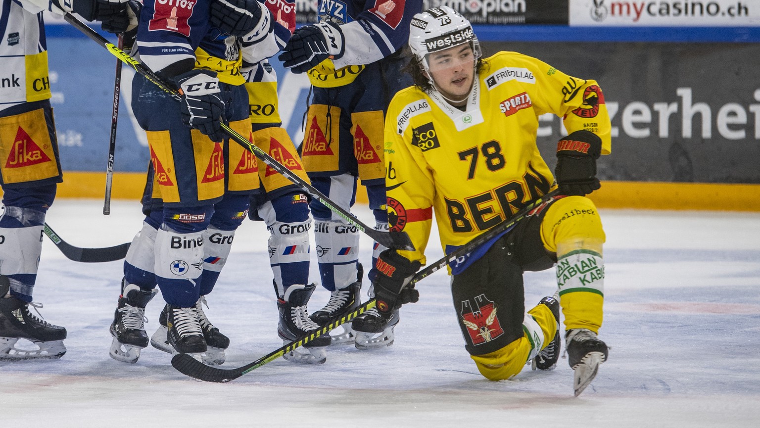 Die Zuger mit Claudio Cadonau, Santeri Alatalo und Erik Thoorell, mitte, feiern das Tor zum 5:1 vor Kyen Sopa, rechts, von Bern beim Eishockey Meisterschaftsspiel in der Qualifikation der National Lea ...