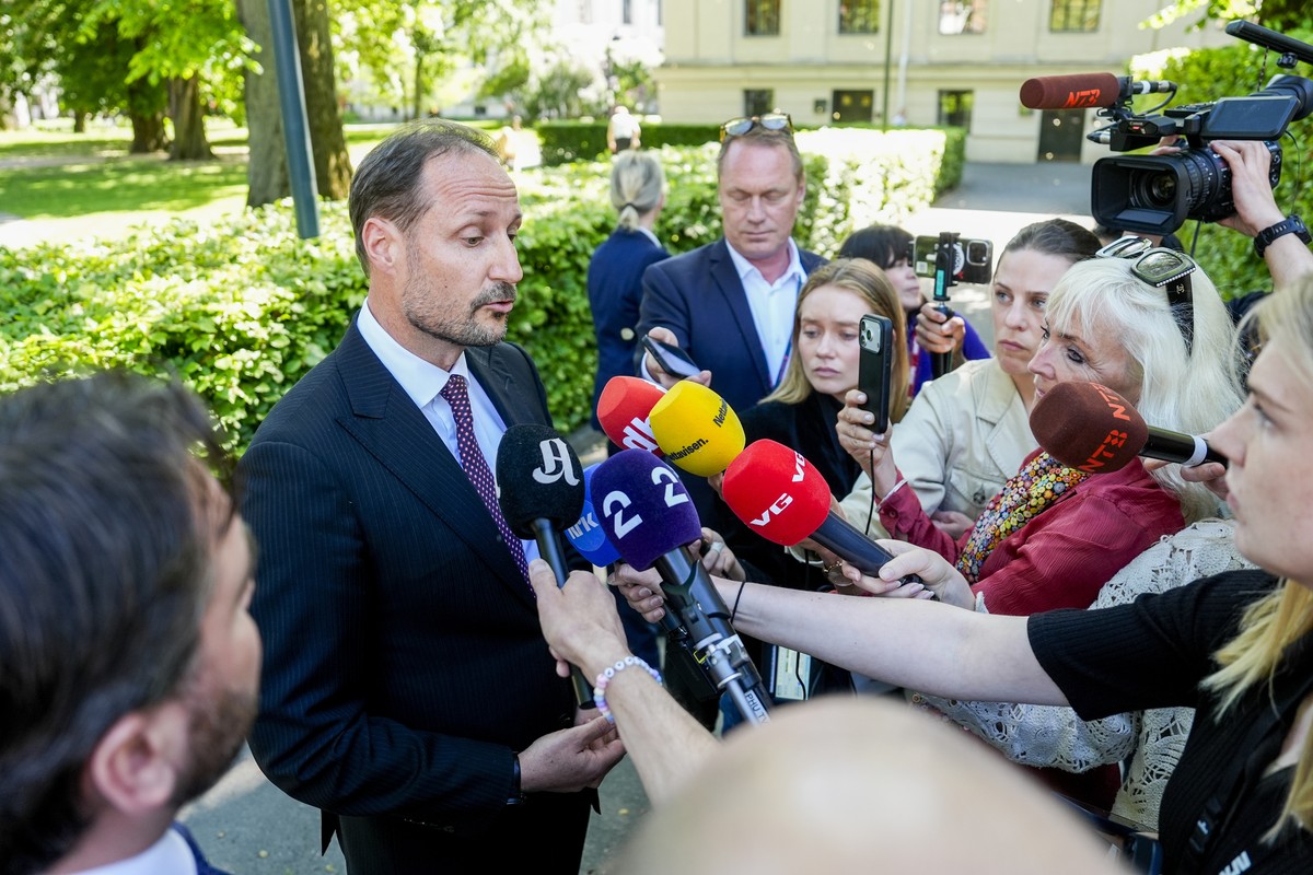 epa12995328 Norway's Crown Prince Haakon (L) meets the press and answered questions about, among other things, Crown Princess Mette-Marit's health and questions about her contact with Jeffer ...