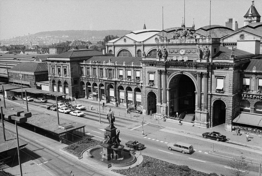 Der Haupteingang zum Hauptbahnhof Zuerich mit dem auf dem Bahnhofplatz vorgelagerten Monumentalbrunnen zu Ehren Alfred Eschers von Richard Kissling, aufgenommen im Jahr 1973. (KEYSTONE/Str)