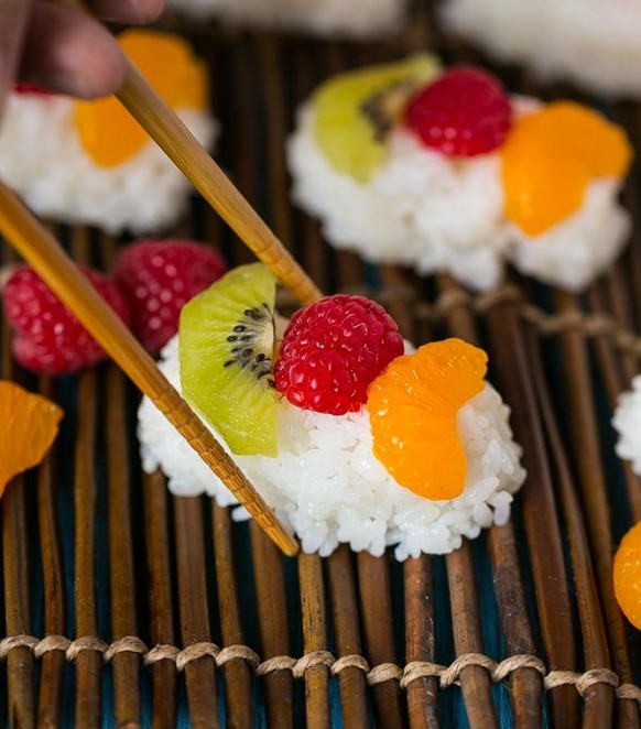 frushi frucht sushi http://www.dinneratthezoo.com/fruit-sushi-frushi/