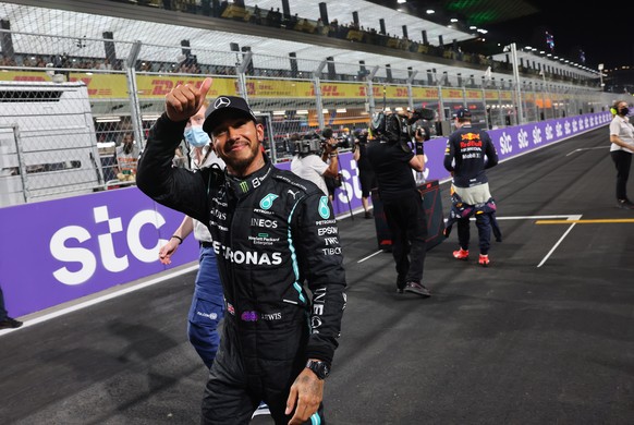 epa09621833 British Formula One driver Lewis Hamilton of Mercedes-AMG Petronas celebrates at parc ferme after taking the pole position in the qualifying for the 2021 Formula One Grand Prix of Saudi Arabia at the Jeddah Corniche Circuit in Jeddah, Saudi Arabia, 04 December 2021. The inaugural Formula One Grand Prix of Saudi Arabia will take place on 05 December 2021. EPA/GIUSEPPE CACACE / POOL