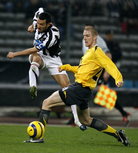 Juventus' Gianluca Zambrotta, left, kicks the ball past Arsenal's Philippe Senderos, during the Champions League second leg quarterfinal soccer match between Juventus and Arsenal at the Dell ...