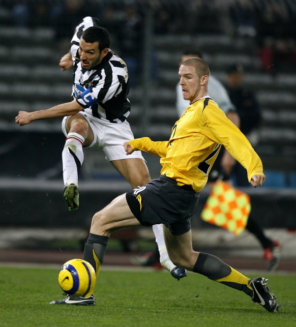 Juventus&#039; Gianluca Zambrotta, left, kicks the ball past Arsenal&#039;s Philippe Senderos, during the Champions League second leg quarterfinal soccer match between Juventus and Arsenal at the Dell ...