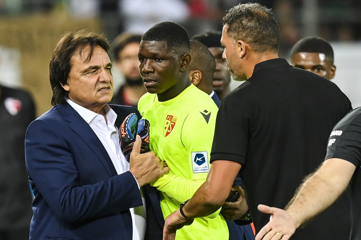 Timothy Fayulu consolé par Christian Constantin.