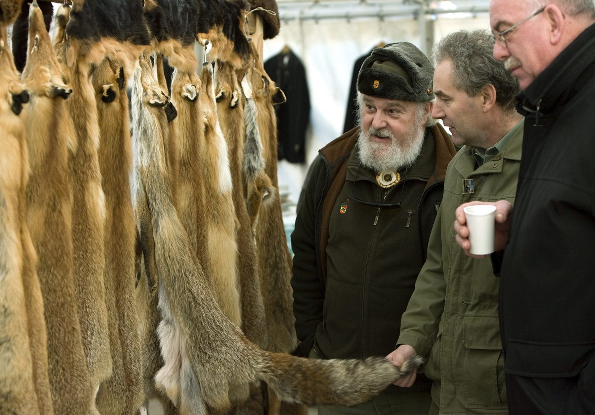 Jäger am Schweizer Pelzfellmarkt in Thun preisen ihre Ware an.&nbsp;
