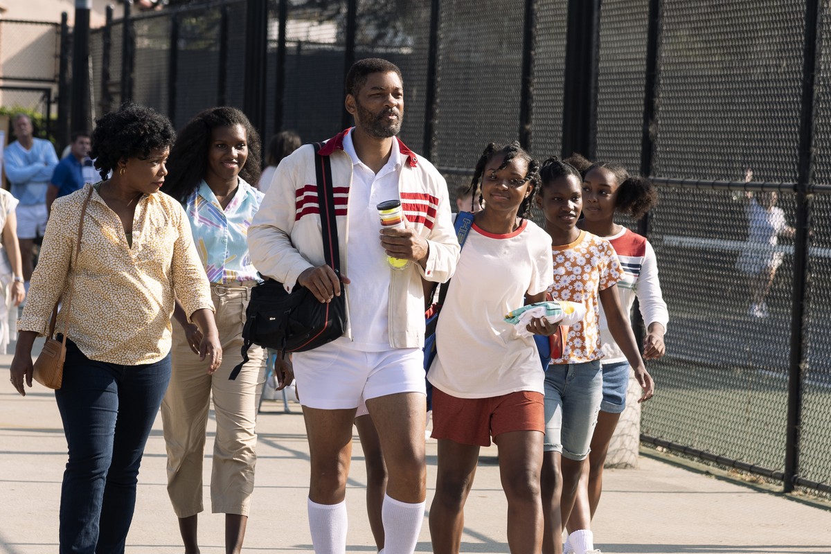 This image released by Warner Bros. Pictures shows, from left, Aunjanue Ellis as Oracene �??Brandi�?� Williams, Mikayla Bartholomew as Tunde Price, Will Smith as Richard Williams, Saniyya Sidney as Ve ...