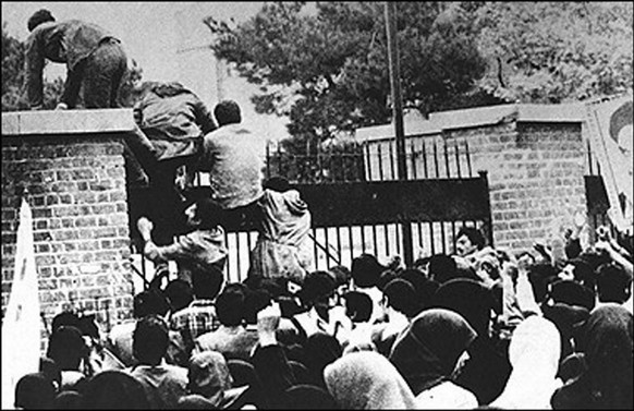 4. November 1979: Radikale iranische Studenten stürmen die US-Botschaft in Teheran.