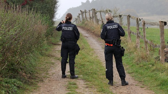 KEYPIX - 14.10.2025, Mecklenburg-Vorpommern, Klein Upahl: Polizisten sperren einen Weg zum Fundort einer Kinderleiche. Bei der Suche nach dem vermissten achtjährigen Fabian aus Güstrow haben Einsatzkr ...