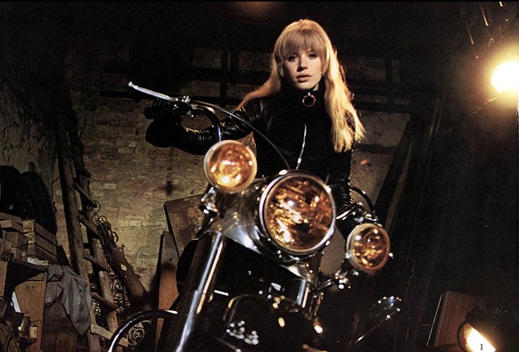«Girl on a Motorcycle» hiess 1968 dieser Film mit Marianne Faithfull. Wir erinnern uns an sie, an den Schweizer Schriftsteller Peter Bichsel, den intergalaktisch grossen Regisseur David Lynch oder den ...