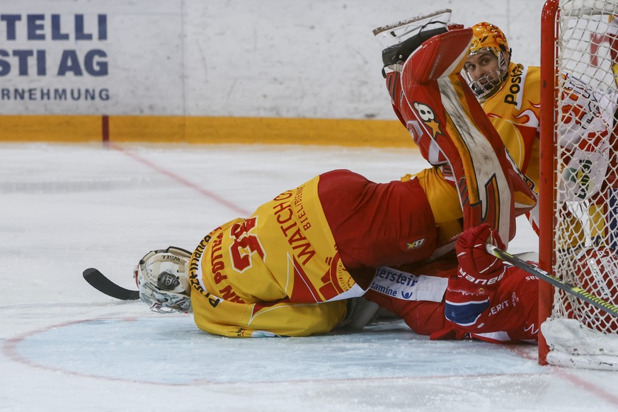 Biels Torhueter Joren Van Pottelberghe in ungewohnter Lage, beim Eishockey Pre-Playoff-Spiel der National League zwischen dem SC Rapperswil-Jona und dem EHC Biel, am Freitag, 9. April 2021, im Lido in ...